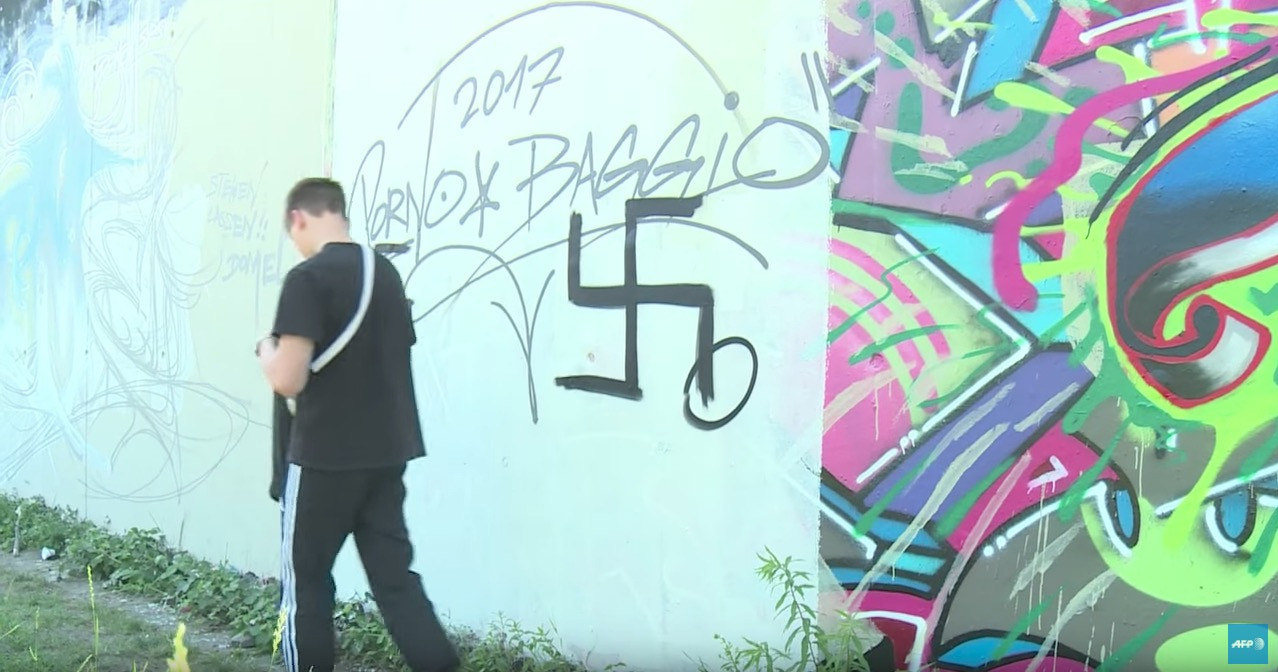 Γκραφιτάδες στο Βερολίνο σβήνουν με τέχνη από τους τοίχους τις σβάστικες… [ΒΙΝΤΕΟ]