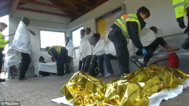 Σε τραγική κατάσταση βρέθηκαν μετανάστες σε τρένο στα σύνορα Γερμανίας – Αυστρίας [ΒΙΝΤΕΟ]