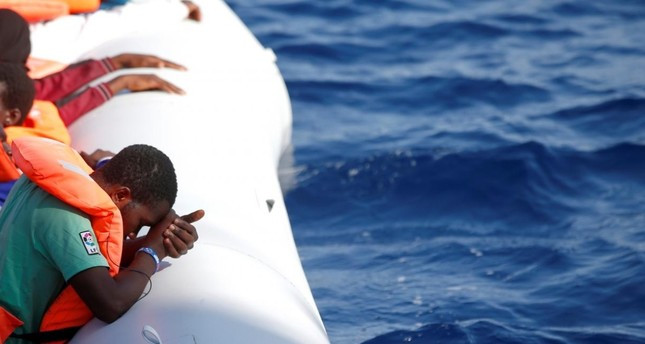 Διακινητής ανάγκασε 50 έφηβους μετανάστες να πέσουν στη θάλασσα και πνίγηκαν