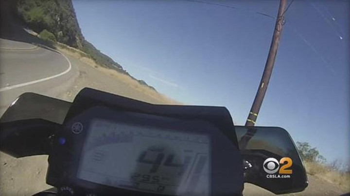 Μοτοσικλετιστής πέφτει στο γκρεμό και η κάμερά του καταγράφει…