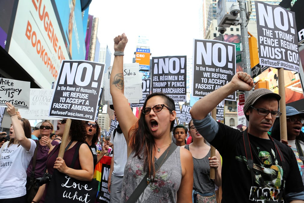 Αντιρατσιστικές διαδηλώσεις στις ΗΠΑ μετά το φονικό ακροδεξιό κρεσέντο στο Σάρλοτσβιλ