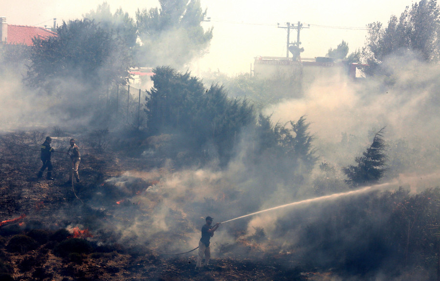 Μάχη με τις φλόγες σε δυο μέτωπα στο Καπανδρίτι – Συνεχείς αναζωπυρώσεις