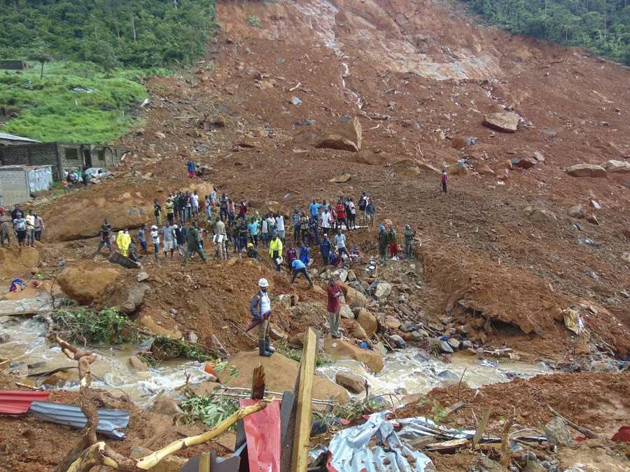Σιέρα Λεόνε: Τουλάχιστον 400 νεκροί έχουν ανασυρθεί από τη λάσπη