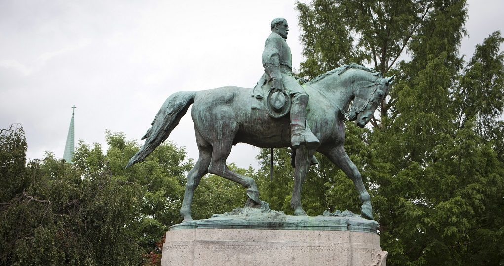 Απομακρύνθηκαν τα αγάλματα που προκάλεσαν τα επεισόδια στην Βιρτζίνια