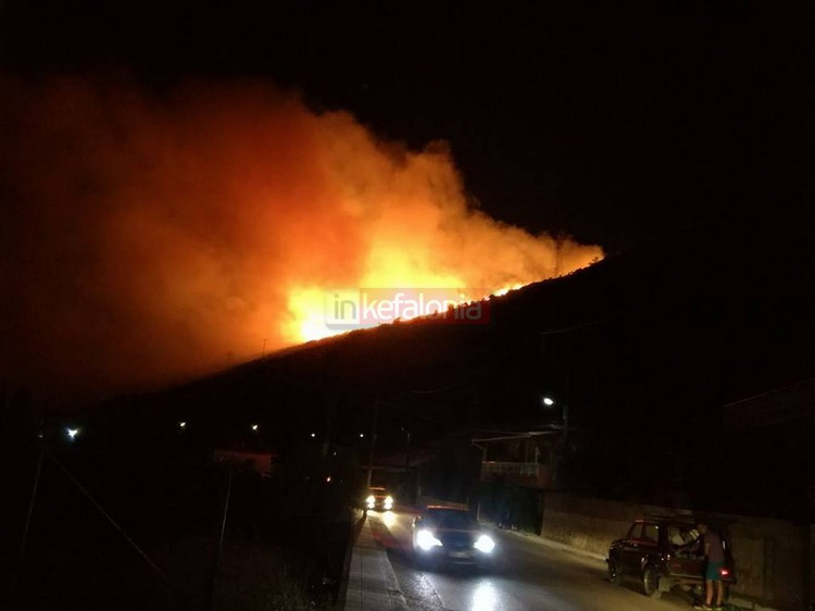 Πυρκαγιά μαίνεται στην Κεφαλονιά κοντά σε δυο χωριά – Κάτοικοι φεύγουν από τα σπίτια τους [ΒΙΝΤΕΟ]