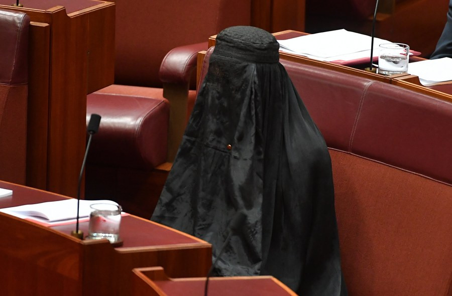 Αυστραλία: Η επικεφαλής της ακροδεξιάς εμφανίστηκε με μπούρκα στη Βουλή [ΦΩΤΟ + ΒΙΝΤΕΟ]