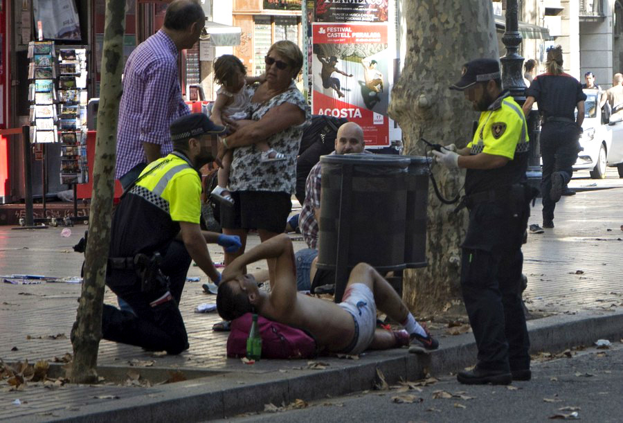 Τρομοκρατικό χτύπημα στη Βαρκελώνη: Δεκατρείς νεκροί και δεκάδες τραυματίες [Βίντεο]