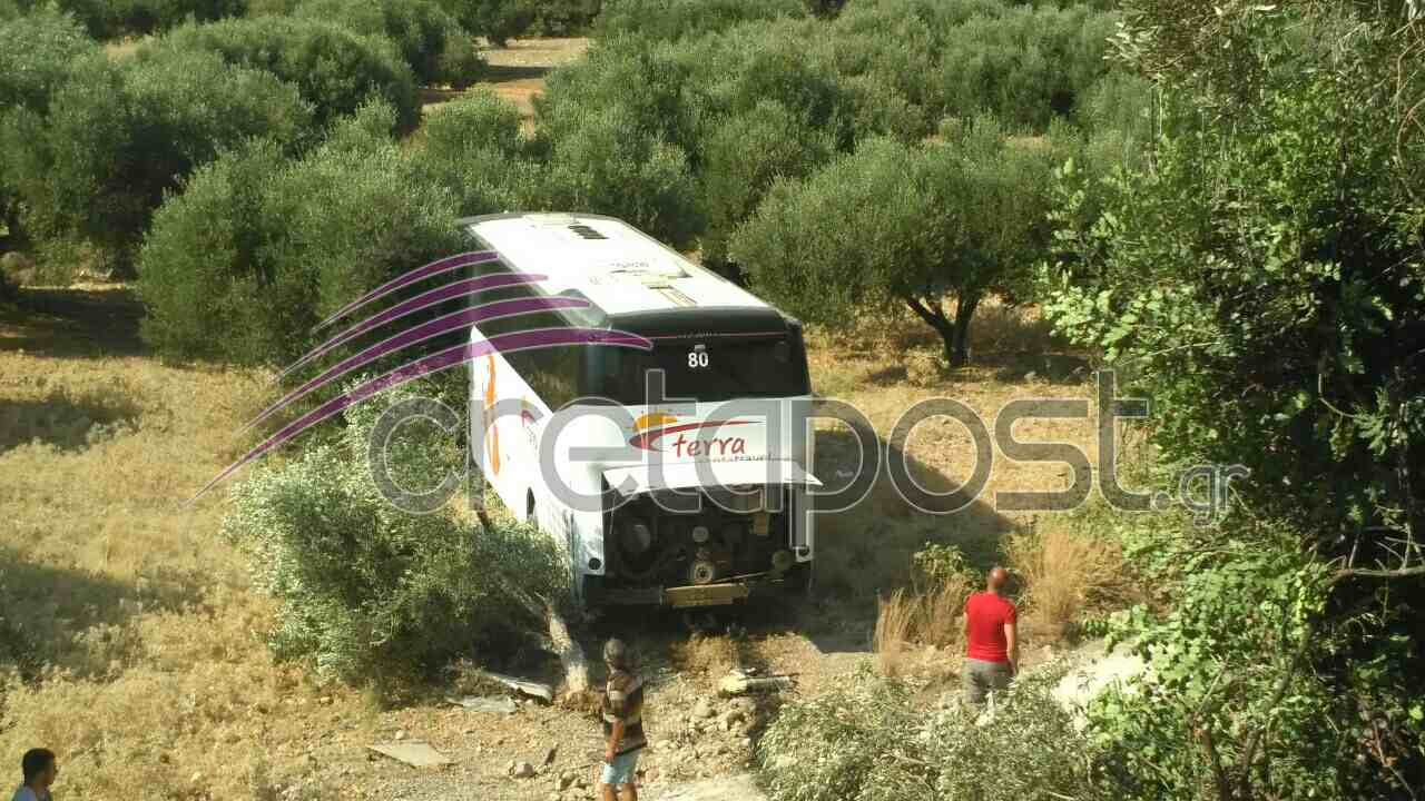 Φονική καραμπόλα στην Κρήτη: Τουριστικό λεωφορείο συγκρούστηκε με αυτοκίνητο και έπεσε από γέφυρα