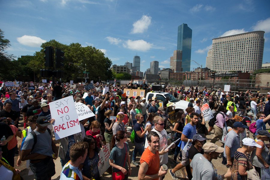 Χιλιάδες διαδηλωτές κατά του ρατσισμού στους δρόμους της Βοστόνης [BINTEO]