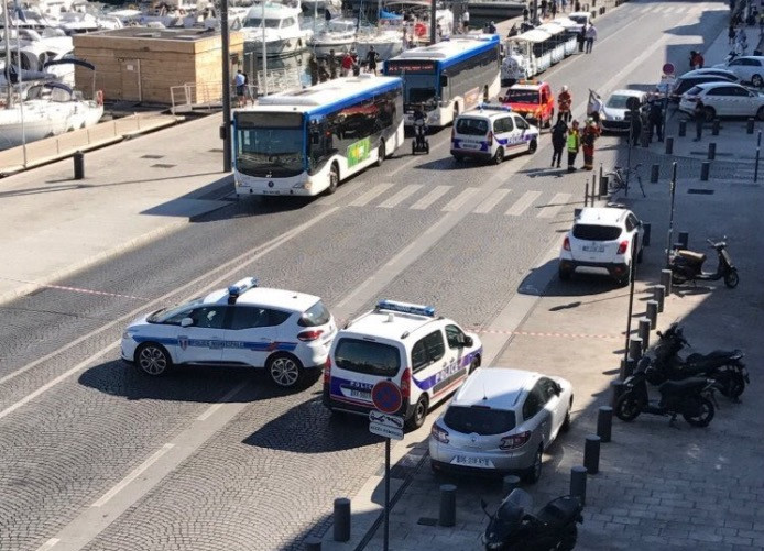 Αυτοκίνητο έπεσε πάνω σε δυο στάσεις λεωφορείου στη Μασσαλία – Μια γυναίκα νεκρή