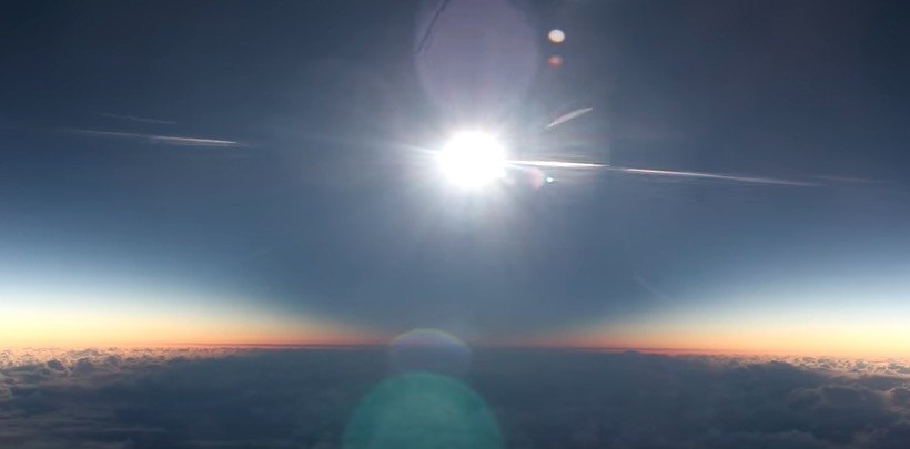 Παρακολουθώντας την έκλειψη ηλίου από αεροπλάνο [ΒΙΝΤΕΟ]