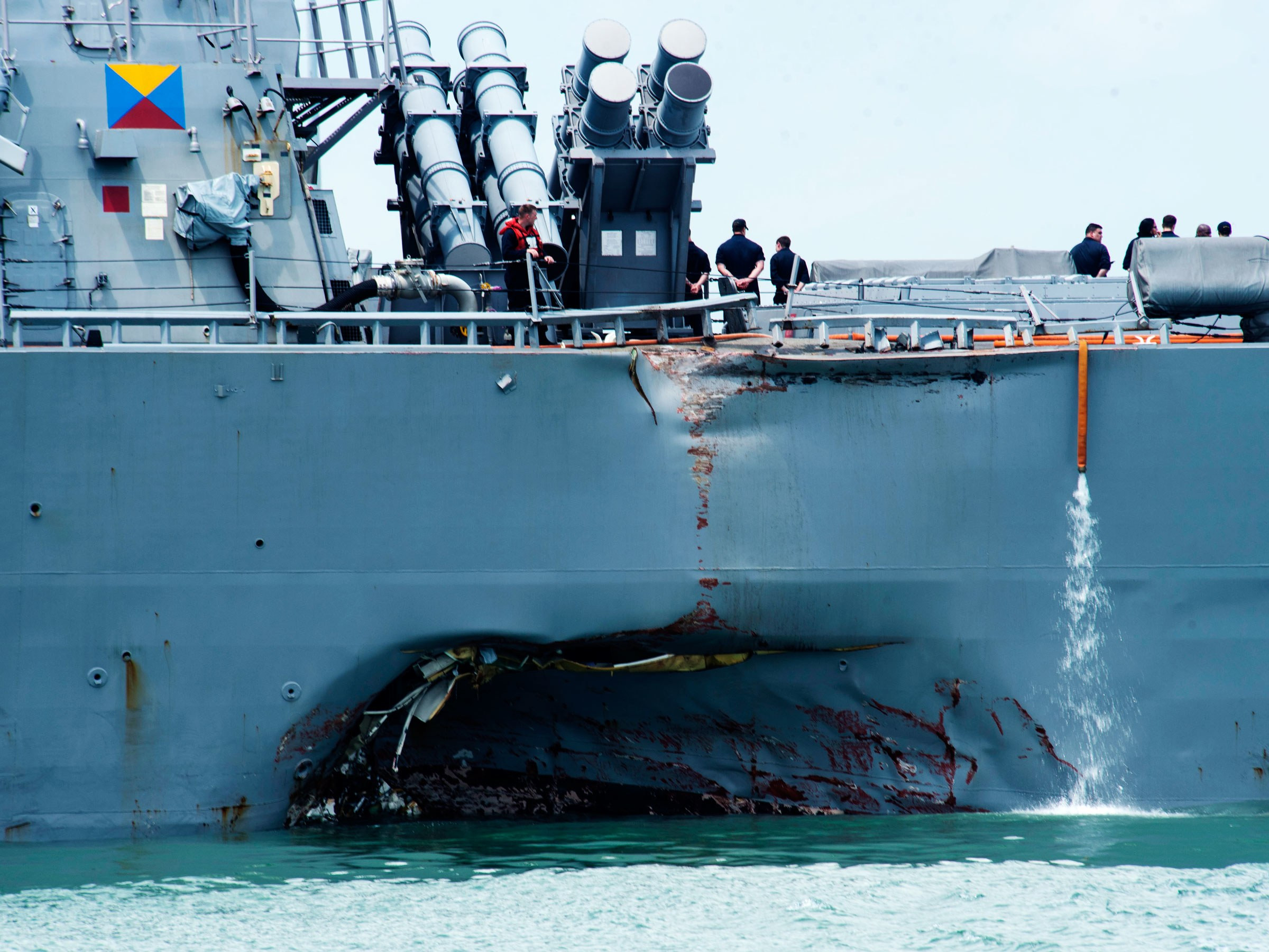 Βρέθηκαν σοροί στο αντιτορπιλικό των ΗΠΑ που συγκρούστηκε με δεξαμενόπλοιο