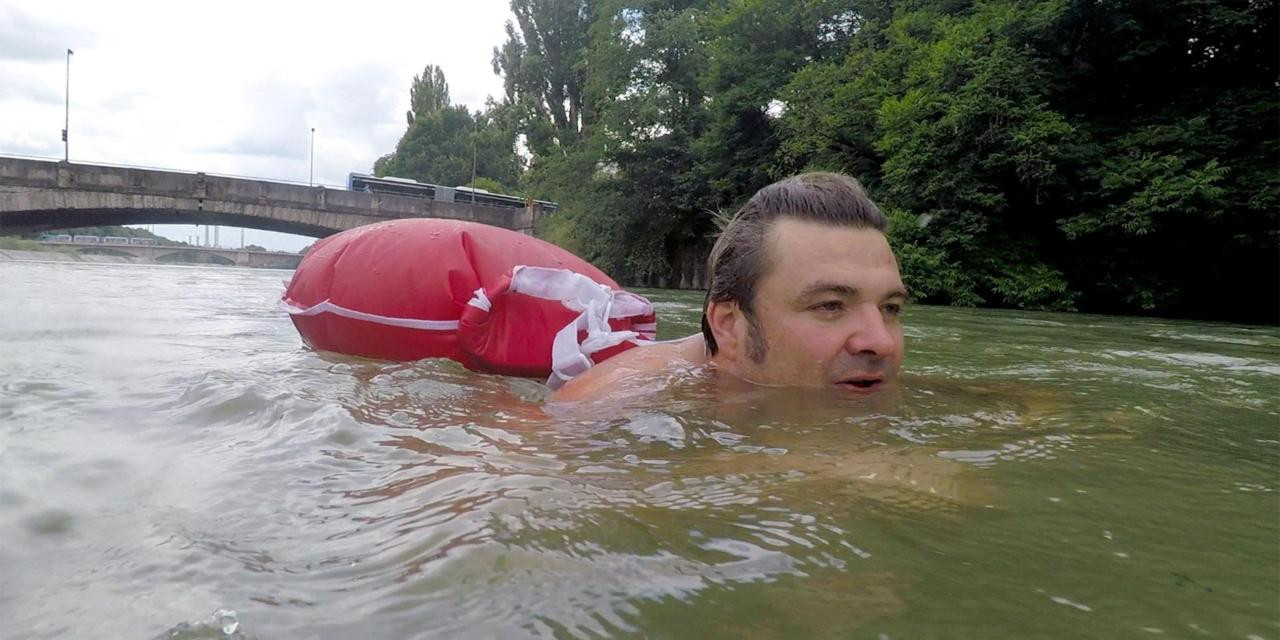 Αυτός ο άνδρας πάει στη δουλειά κολυμπώντας [ΒΙΝΤΕΟ]
