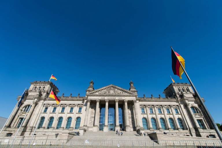 Το Βερολίνο «κόβει» το ευρωομόλογο αλλά λέει «ναι» σε Ευρωπαϊκό Νομισματικό Ταμείο