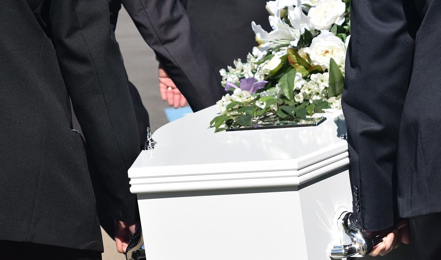 Χαμός σε κηδεία: Αναγκάστηκαν να ξεθάψουν τον νεκρό – Έκαναν μήνυση στο γραφείο τελετών