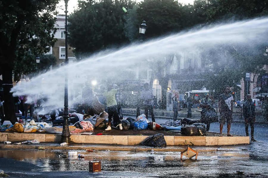 Με αντλίες νερού έδιωξαν τους πρόσφυγες από την κεντρική πλατεία της Ρώμης [ΒΙΝΤΕΟ]