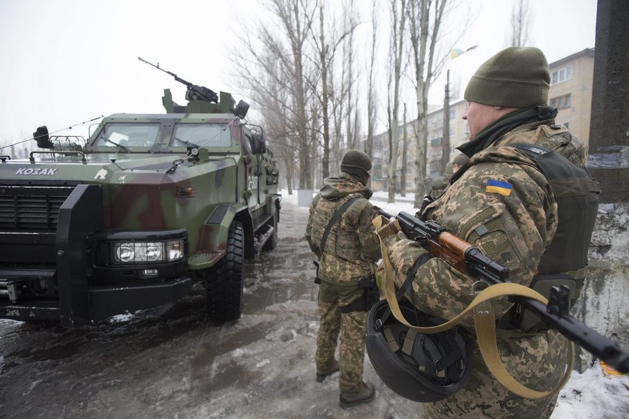 Ο Τραμπ εξετάζει σοβαρά την αποστολή όπλων στην Ουκρανία