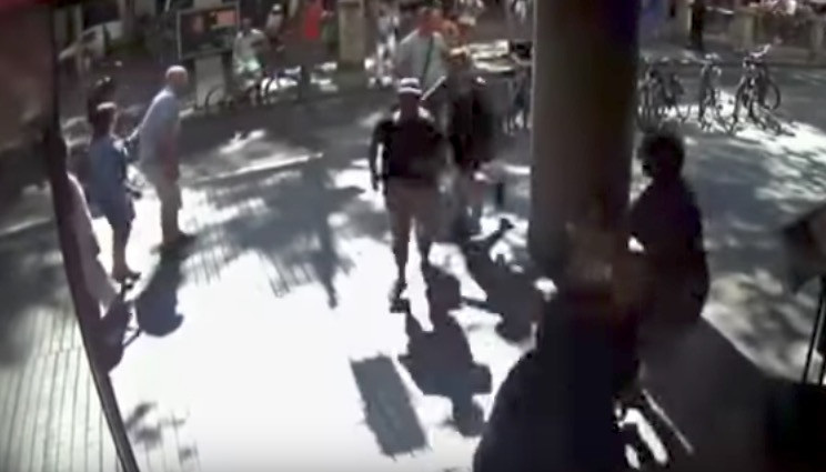 Βίντεο ντοκουμέντο: Η στιγμή που κόσμος τρέχει να σωθεί από το φονικό βαν στη Λα Ράμπλα