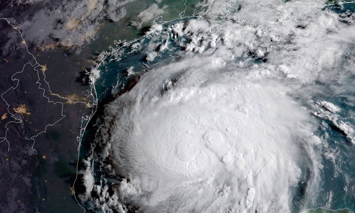 Ο τυφώνας Χάρβεϊ χτυπά το Τέξας – Είναι ο μεγαλύτερος της 12ετίας [LIVE]