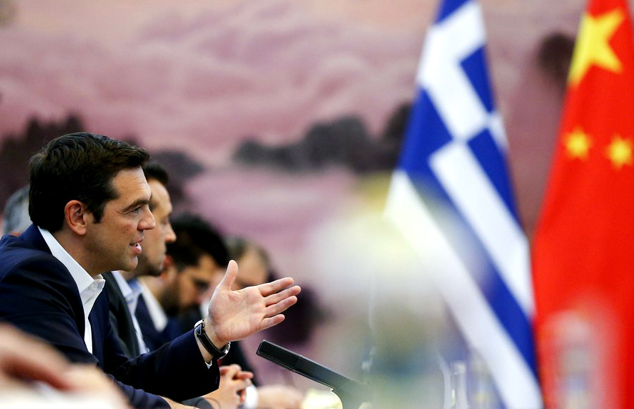 New York Times: Η ΕΕ έσπρωξε την Ελλάδα στην «αγκαλιά» της Κίνας