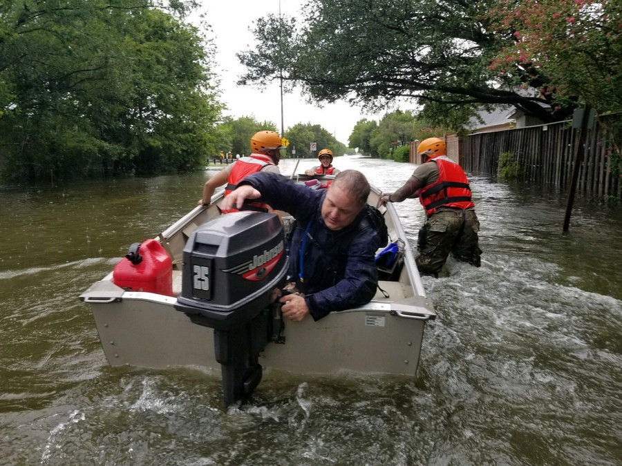 Ο τυφώνας Χάρβεϊ πλημμύρισε το Τέξας – Πολίτες απεγκλωβίζονται με βάρκες – Πέντε νεκροί [ΦΩΤΟ+ΒΙΝΤΕΟ]