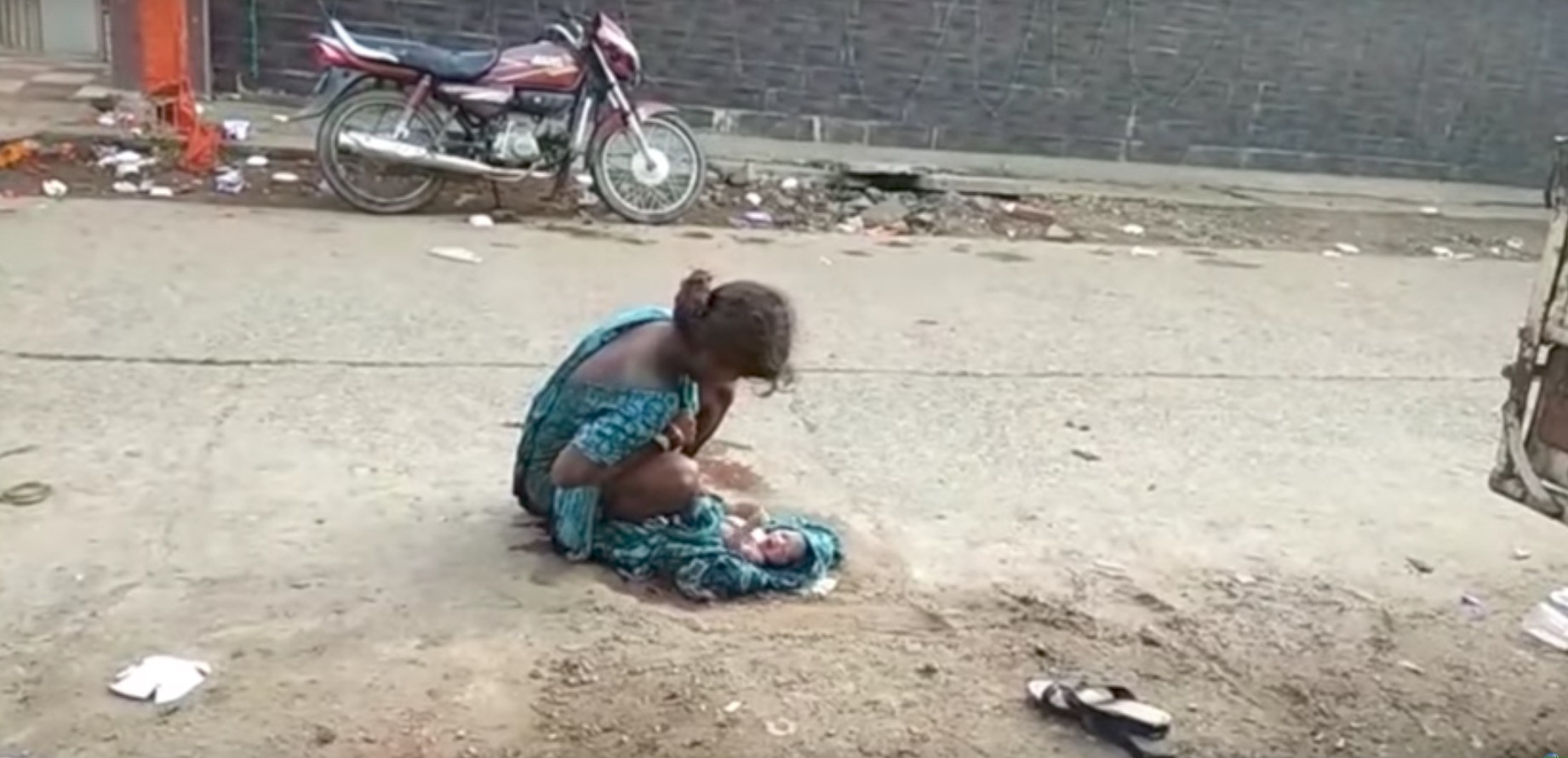 Ινδία: 17χρονο κορίτσι γέννησε στον δρόμο [Βίντεο]