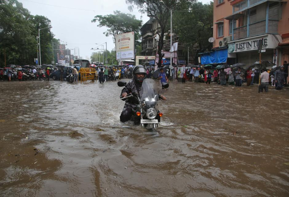 Ινδία: 1,5 μέτρο βροχής σε ένα 24ωρο στην Βομβάη