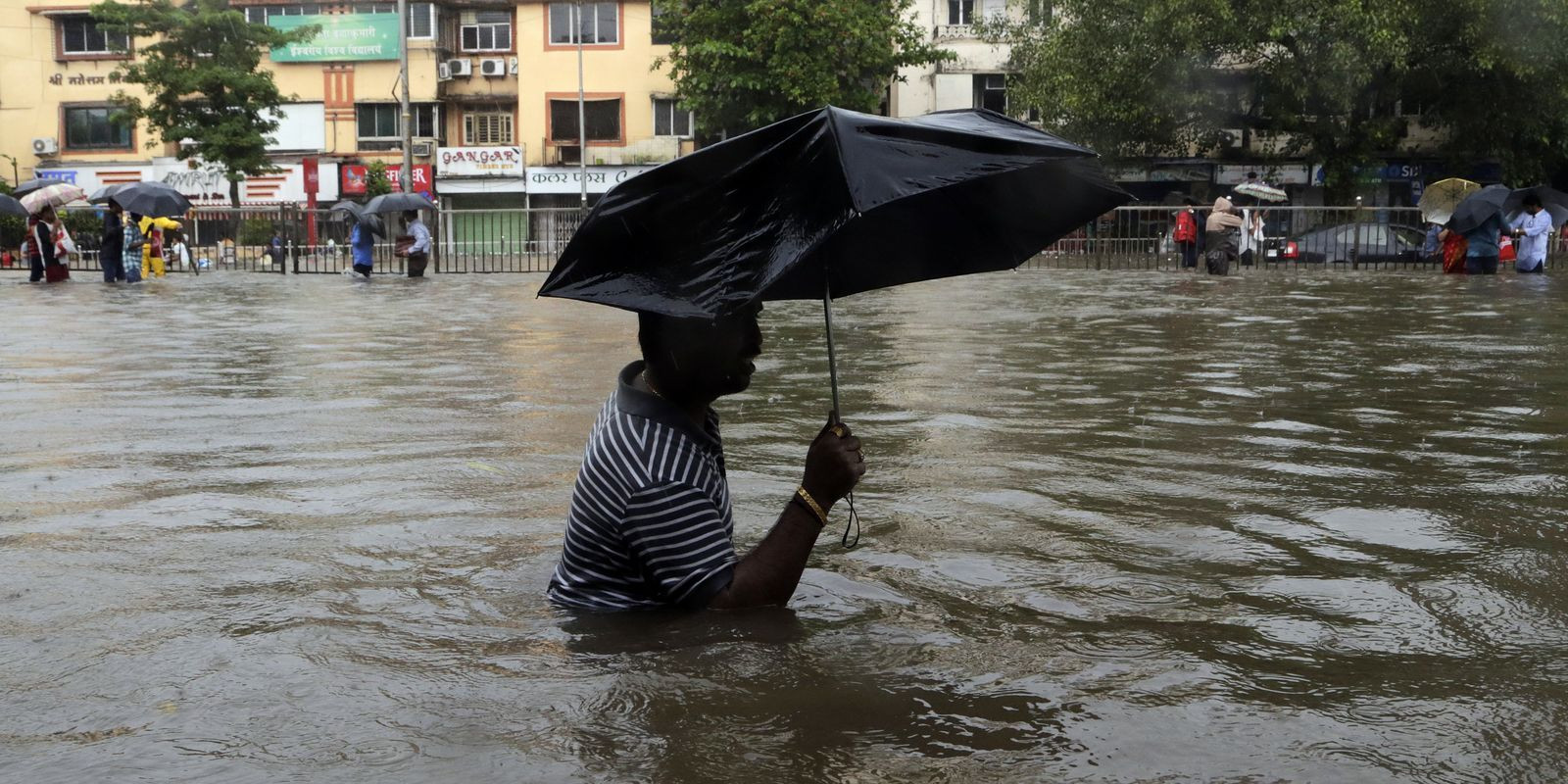 Εκατόμβες θυμάτων από τις πλημμύρες σε Ινδία, Νεπάλ, Μπανγκλαντές