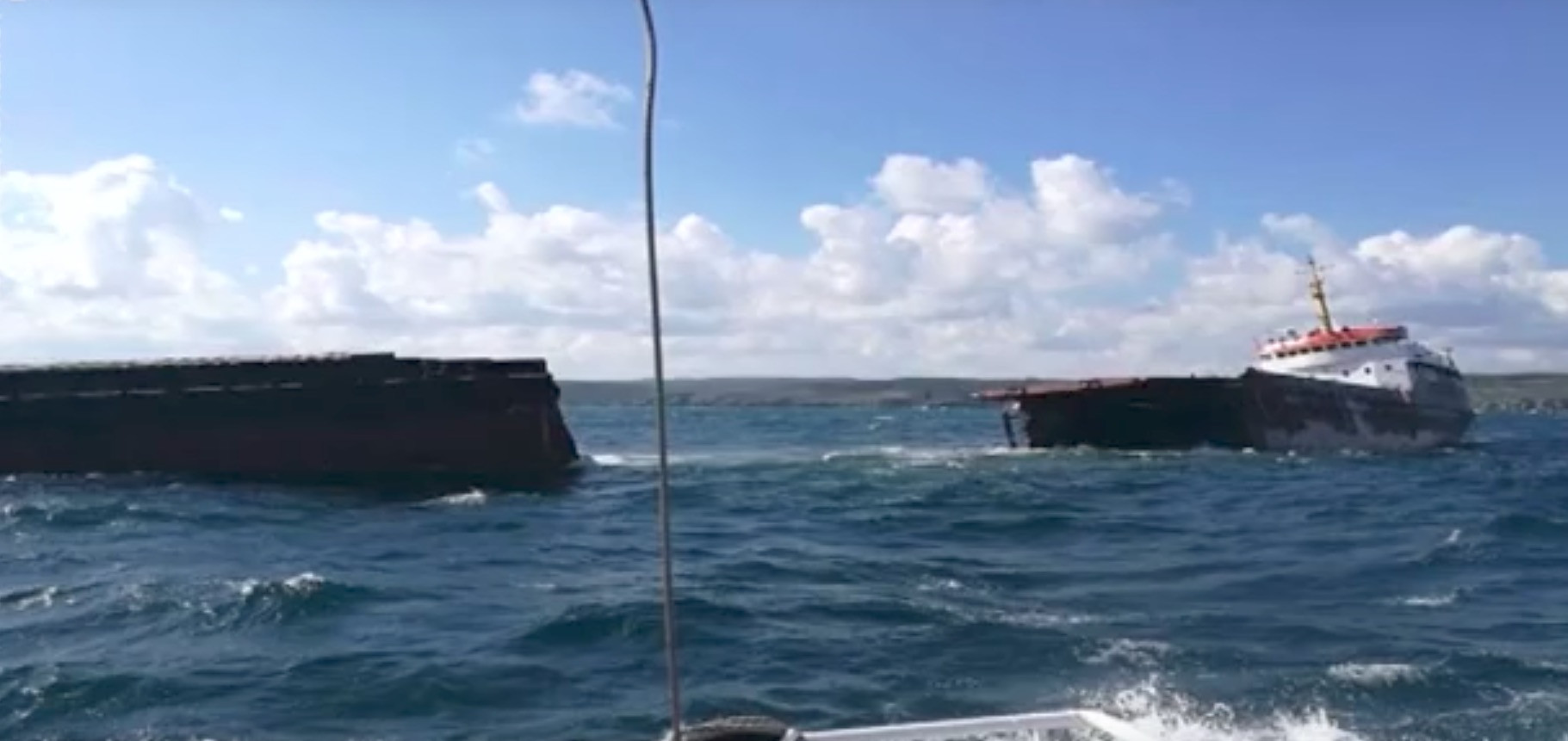 Φορτηγό πλοίο κόπηκε στα δύο ενώ πήγαινε για επισκευές [Βίντεο]
