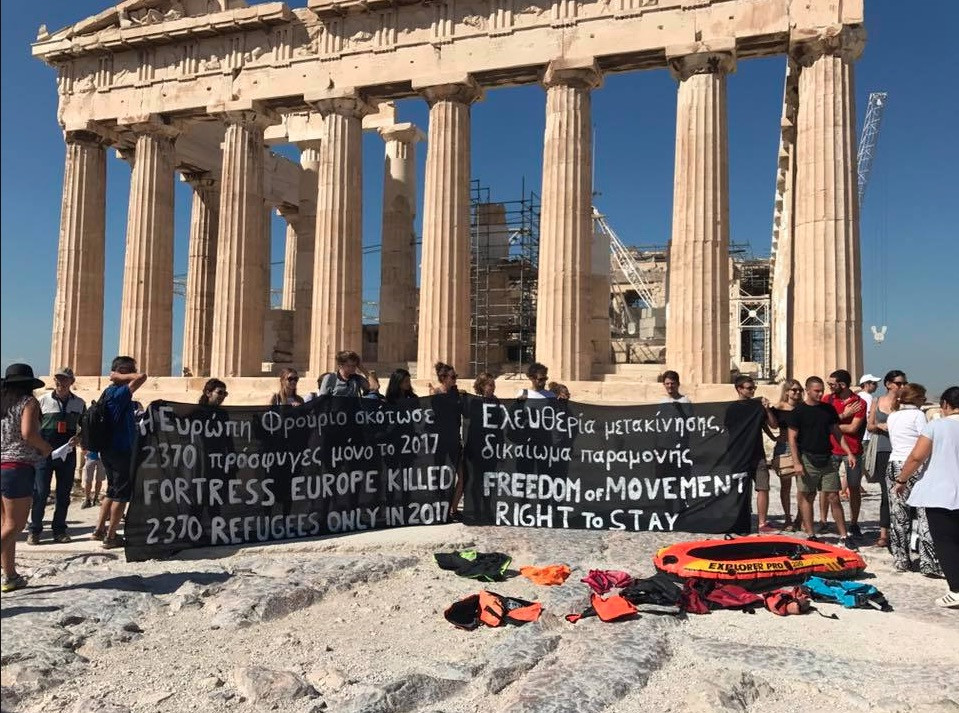 Διαμαρτυρία στην Ακρόπολη για την αντιπροσφυγική πολιτική της ΕΕ