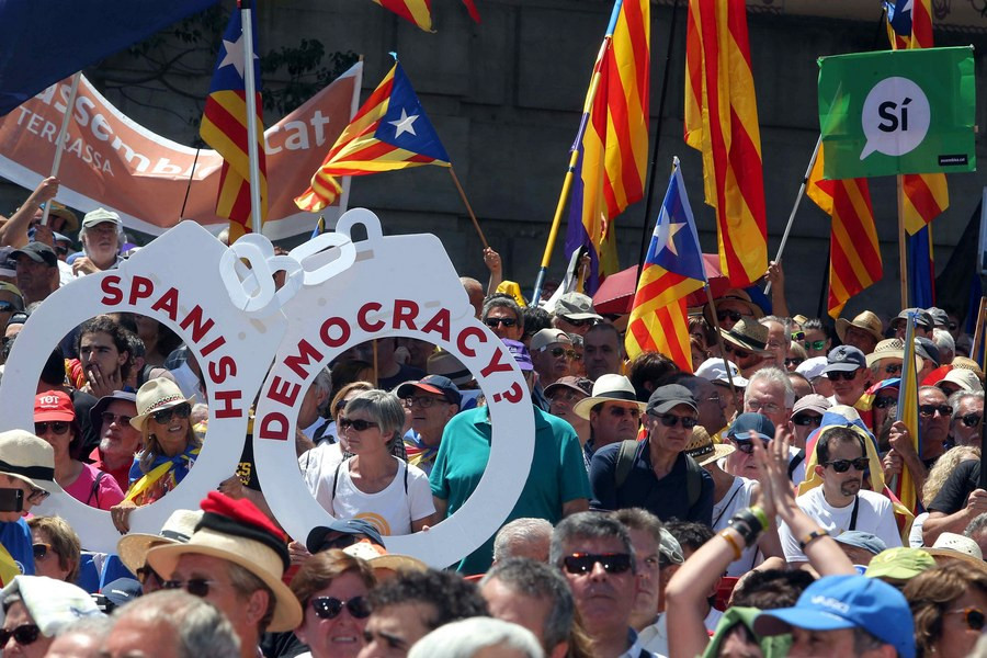 Σε «τροχιά» δημοψηφίσματος η Καταλονία, «συναγερμός» στην Μαδρίτη