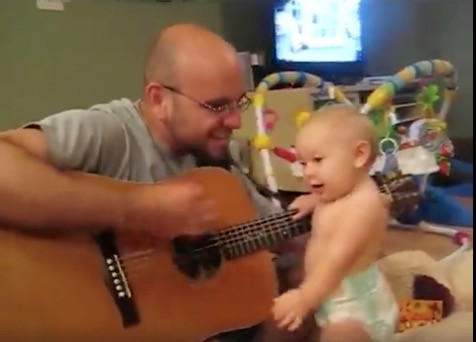 Μωρό ροκάρει με τον μπαμπά του στην κιθάρα [ΒΙΝΤΕΟ]