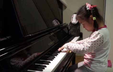 5χρονο κορίτσι παίζει Μπαχ στο πιάνο [ΒΙΝΤΕΟ]