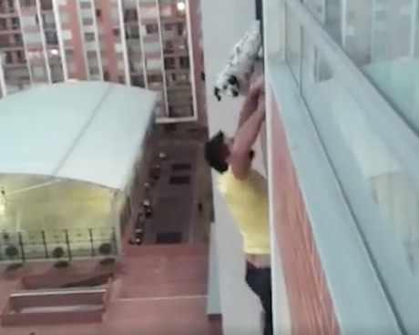 Έσωσε σκύλο που κρεμόταν από μπαλκόνι ρισκάροντας τη ζωή του [ΒΙΝΤΕΟ]