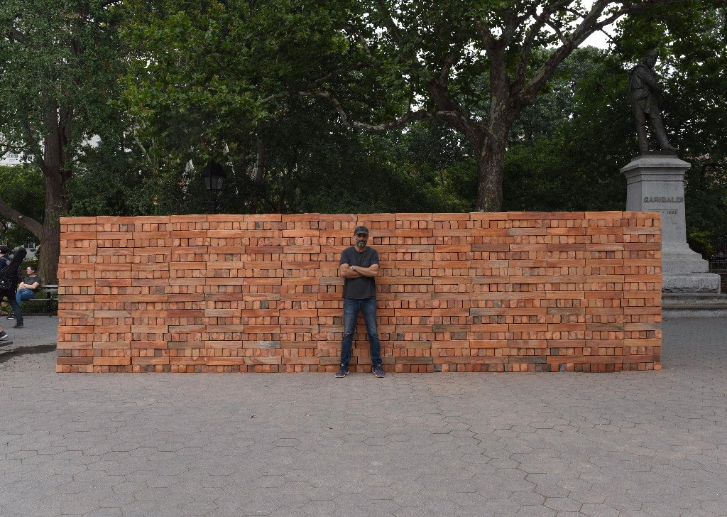 Το «τείχος» που ύψωσε ενάντια στον Τραμπ ένας Μεξικανός καλλιτέχνης