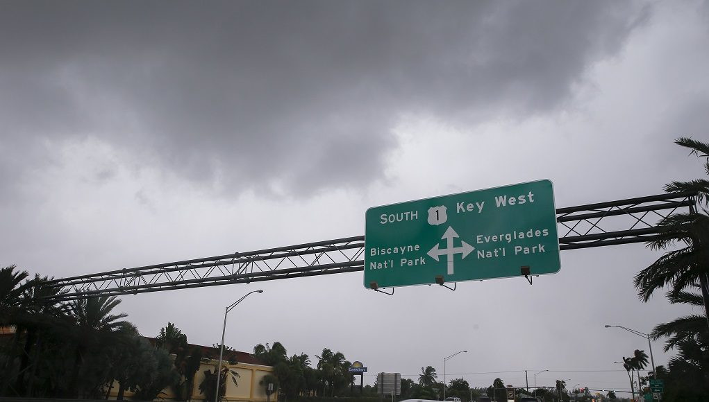 Ενισχύθηκε ο κυκλώνας Ίρμα και πλησιάζει τη Φλόριντα [LIVE]