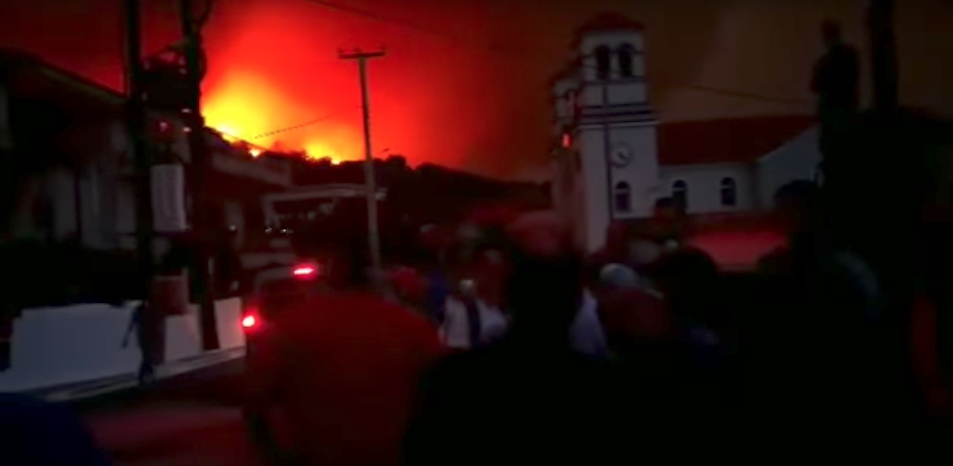Αχαϊα: Ολονύχτια μάχη με τις φλόγες – Εκκενώθηκε η Άρλα [Βίντεο]