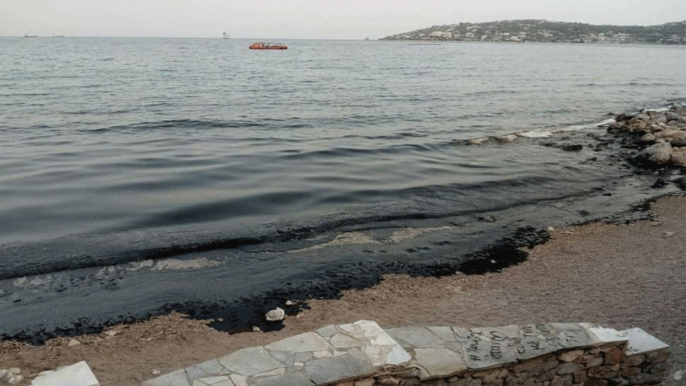 Μεγάλη οικολογική καταστροφή στη Σαλαμίνα – Η θάλασσα ξεβράζει τόνους μαζούτ [ΦΩΤΟ+ΒΙΝΤΕΟ]