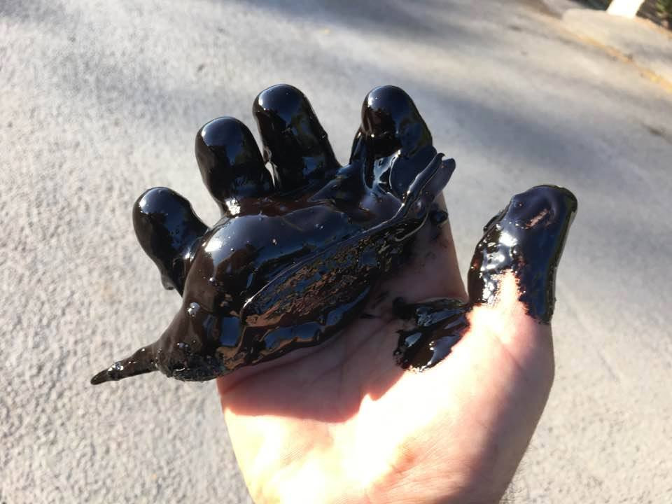 Περιβαλλοντική καταστροφή στη Σαλαμίνα – Προς την Πειραϊκή η πετρελαιοκηλίδα