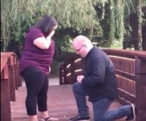 Του έπεσε στη λίμνη το δαχτυλίδι την ώρα που της έκανε πρόταση γάμου [ΒΙΝΤΕΟ]