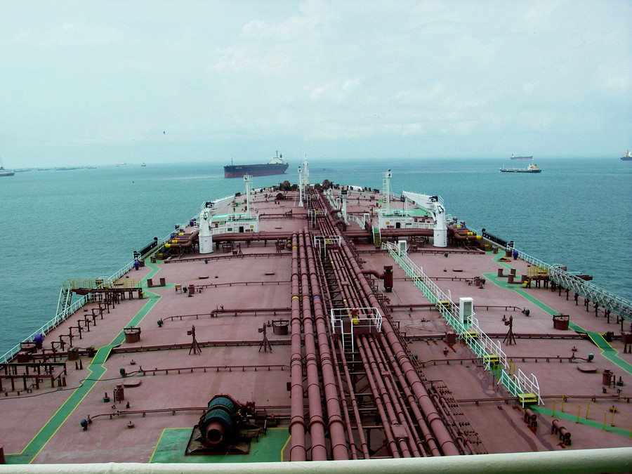 Καταγγελίες της ΠΕΝΕΝ: Γερασμένο και επικίνδυνο το πλοίο που ναυάγησε και προκάλεσε τη θαλάσσια ρύπανση