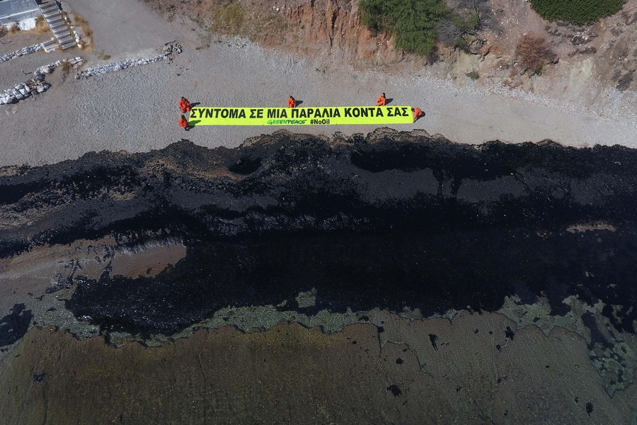 Greenpeace για Σαλαμίνα: «Το θέμα δεν είναι αν θα συμβεί κάποιο άλλο ατύχημα, αλλά πότε»