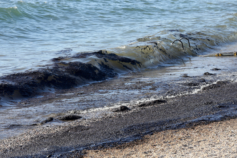 Γέμισαν πίσσα οι ακτές της Αττικής – Ως τη Βούλα έφτασε η πετρελαιοκηλίδα