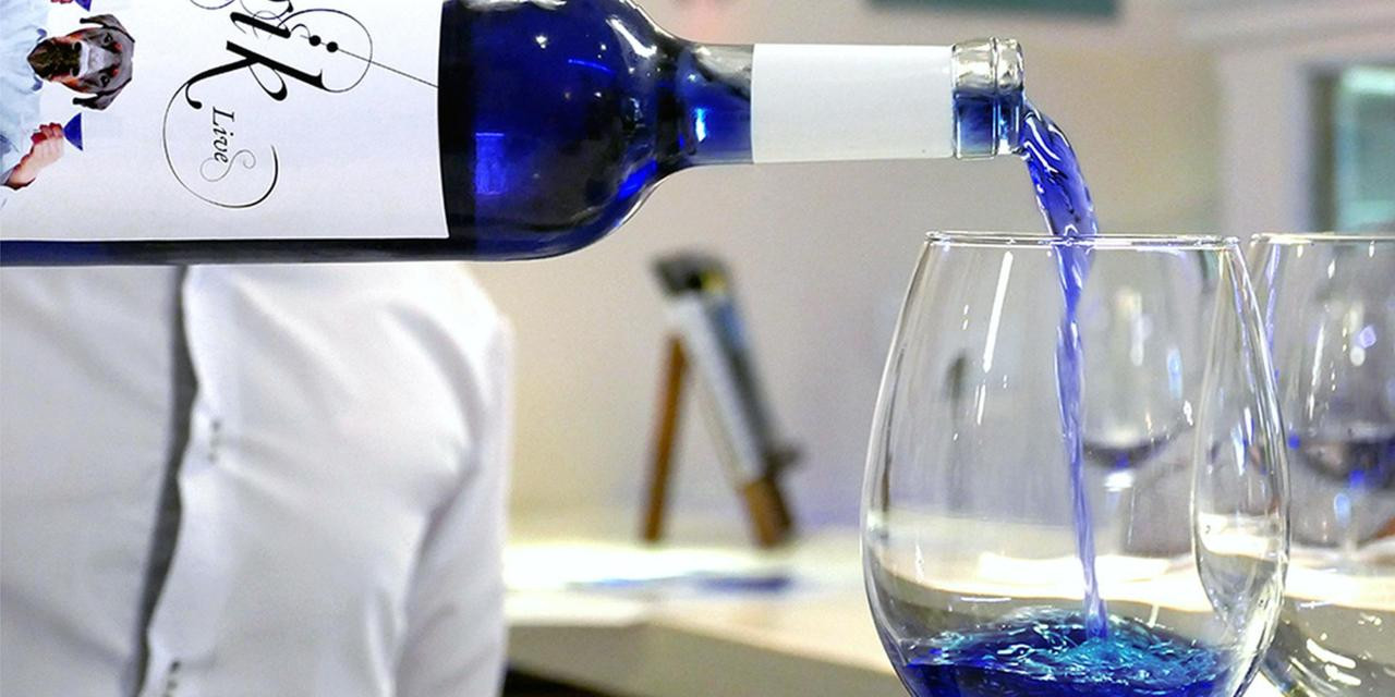 Όλο και πιο δημοφιλές γίνεται το μπλε κρασί [ΦΩΤΟ+ΒΙΝΤΕΟ]