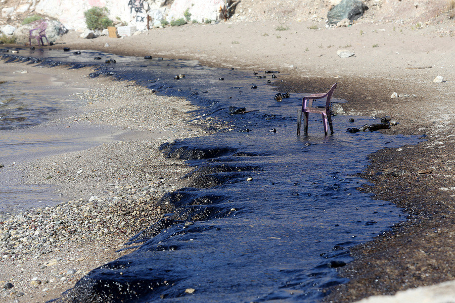 Μηνύσεις για την πετρελαιοκηλίδα από τους δήμους Πειραιά και Γλυφάδας