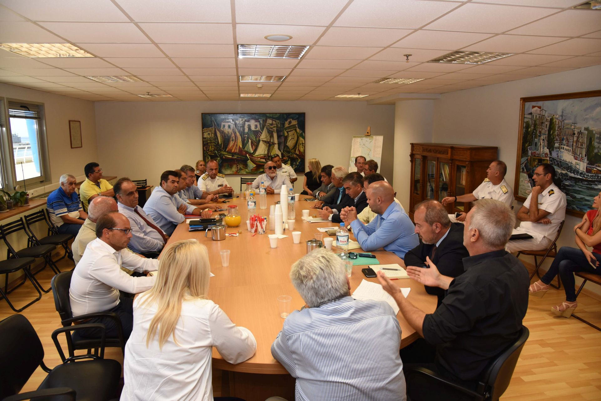 Ευρεία σύσκεψη στο υπουργείο Ναυτιλίας με τους δημάρχους για την κατάσταση στον Σαρωνικό