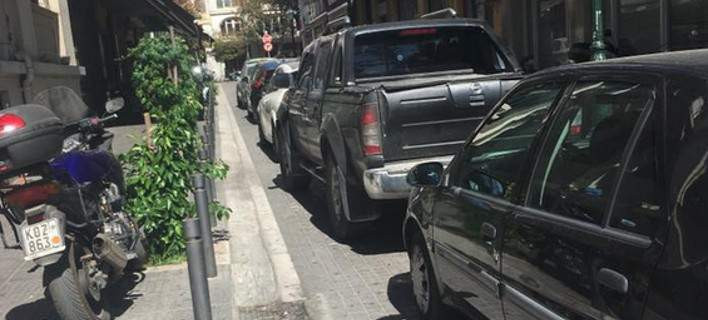 Πεζόδρομος της Θεσσαλονίκης έγινε viral γιατί έχει μόνο αυτοκίνητα