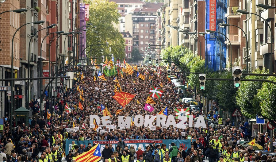 «Εμείς θα αποφασίσουμε»: Οι Βάσκοι στους δρόμους για το δημοψήφισμα της Καταλονίας