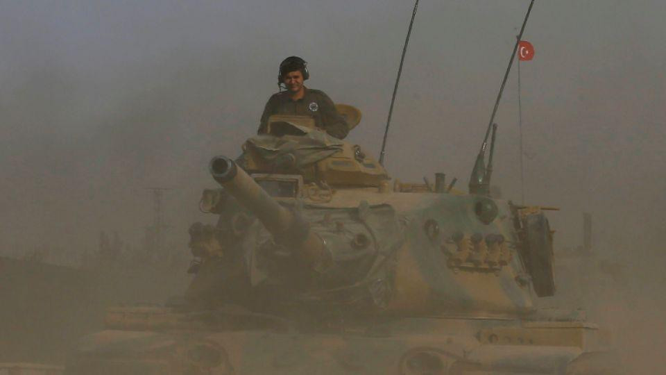 Η Άγκυρα στέλνει στρατιωτικά οχήματα στα σύνορα με τη Συρία