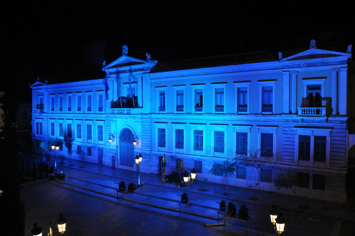 Το Κεντρικό Κατάστημα της Εθνικής Τράπεζας φωτίσθηκε με το μπλε χρώμα της Δημοκρατίας